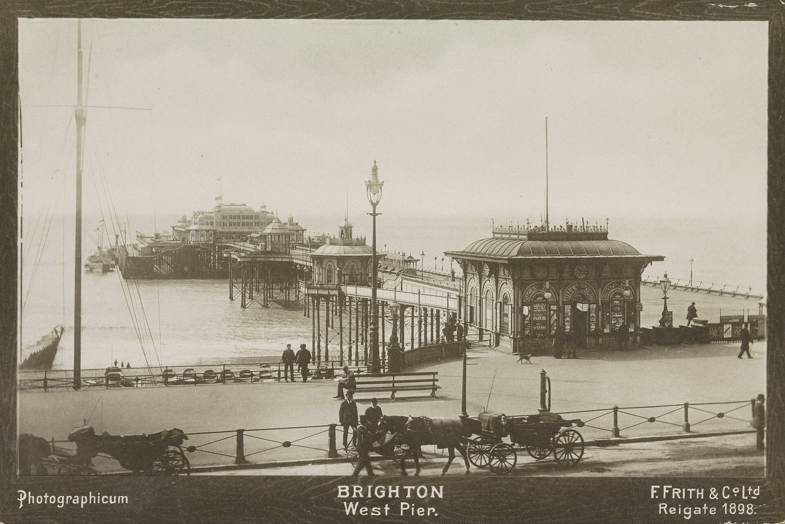 Gezicht op de West Pier van Brighton (View of the West Pier, Brighton) by Unknown photographer (Rijksmuseum collection)