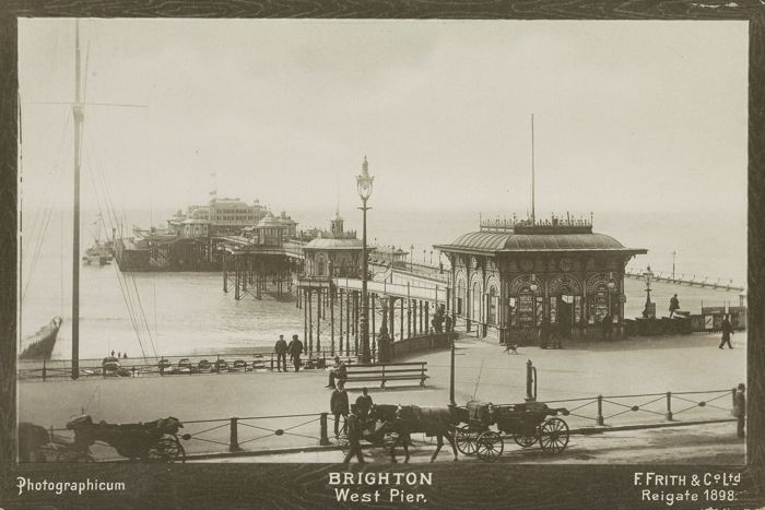 Gezicht op de West Pier van Brighton (View of the West Pier, Brighton) by Unknown photographer (Rijksmuseum collection)