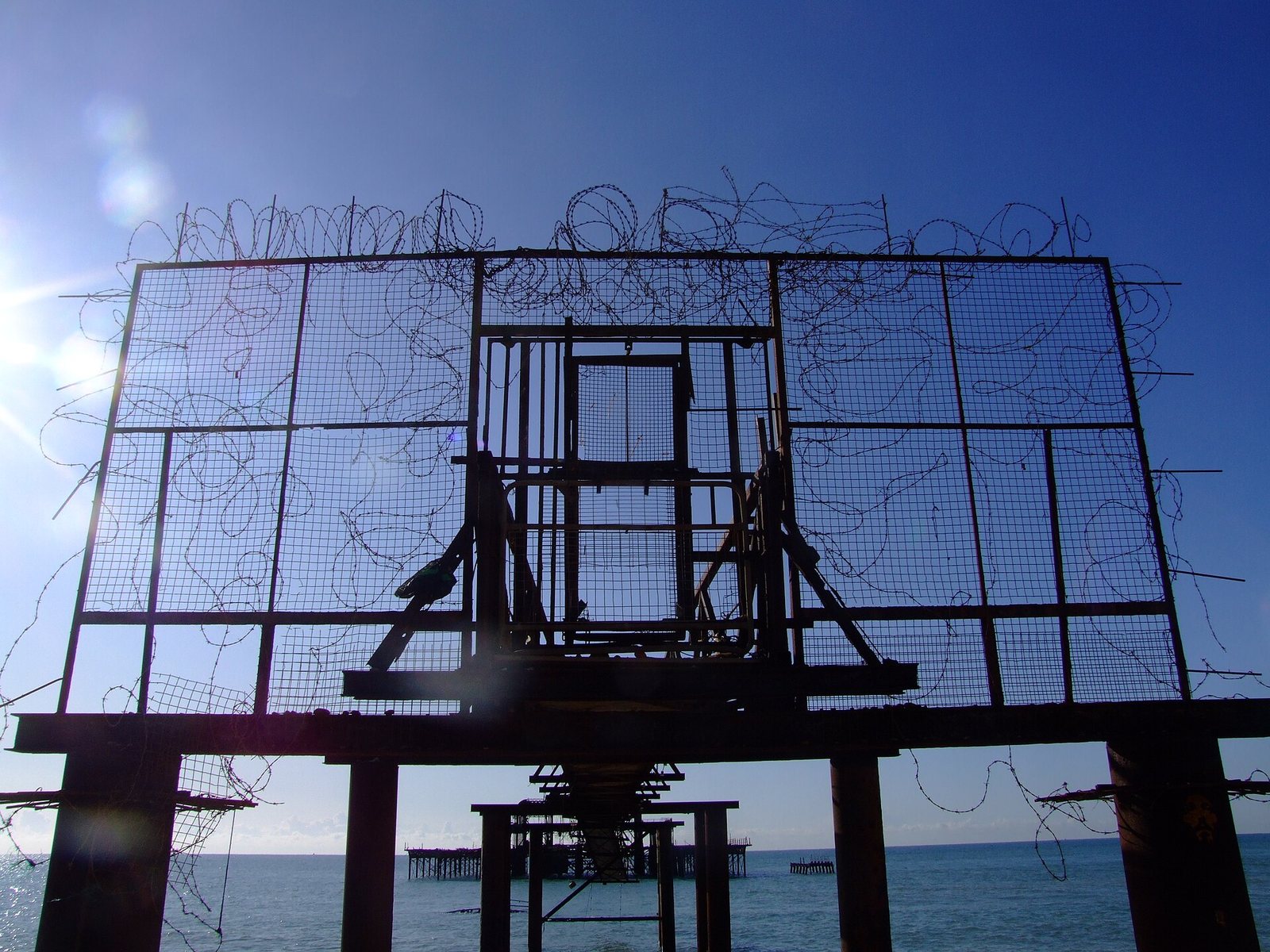 Brighton West Pier 20081028 nowhere gate by Les Chatfield