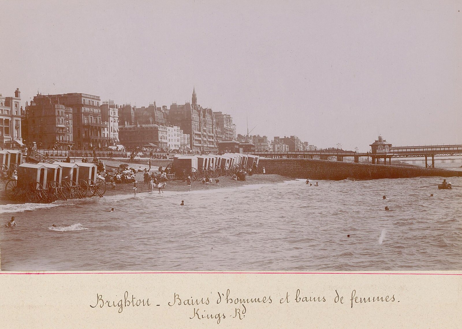 Brighton West Pier: Vue d'une plage à Brighton by Unknown