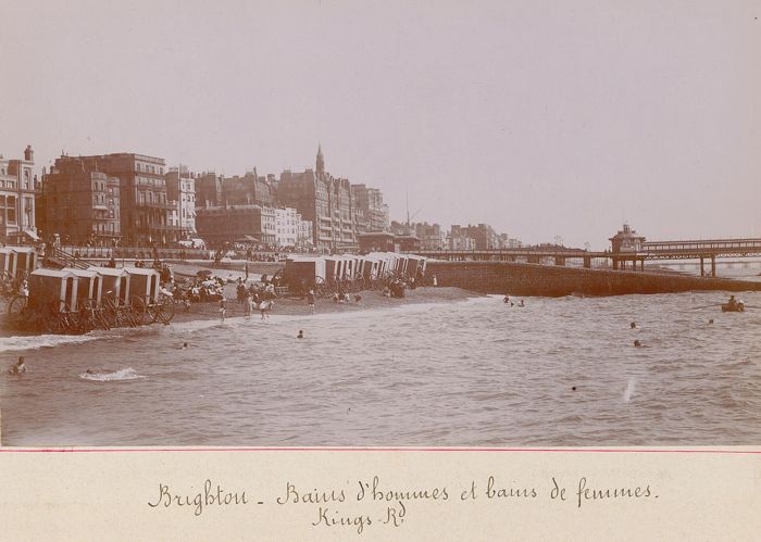 Brighton West Pier: Vue d'une plage à Brighton by Unknown